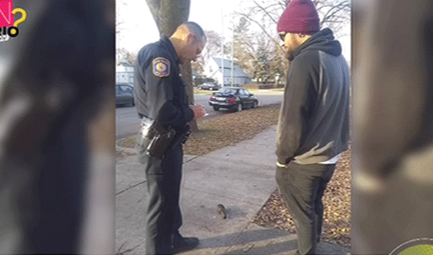 Hombre Pesca Una Granada Alemana De La Primera Guerra Mundial