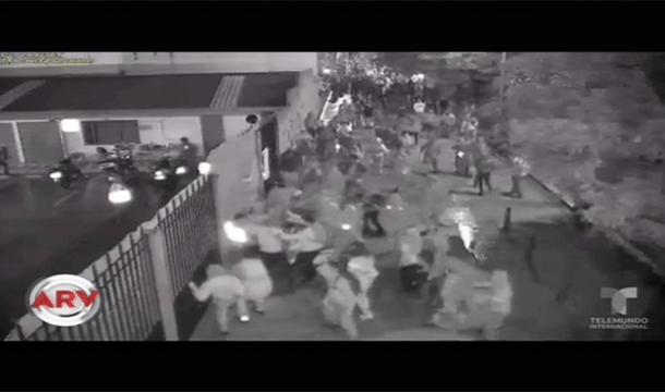 Tres policías En Colombia Reciben golpiza 