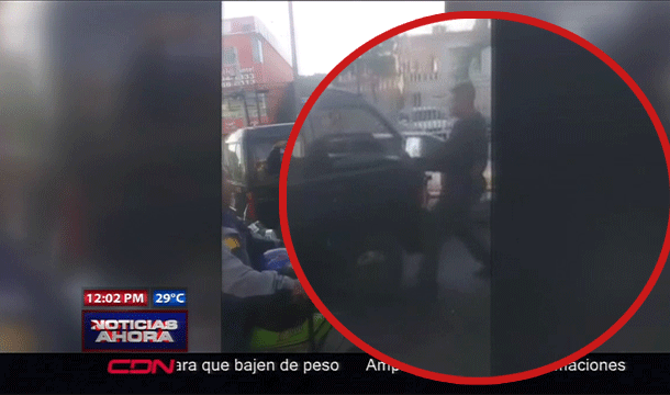 Chofer De Guagua Pública Le Tira Vehículo Arriba A Un Hombre