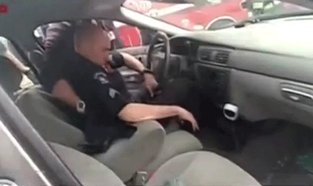 Encuentran Policía Borracho Y Dormido En Una Patrulla