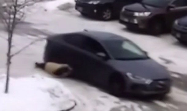 Atracadores Arrastran Con Un Carro A Mujer Por Robarle La Cartera