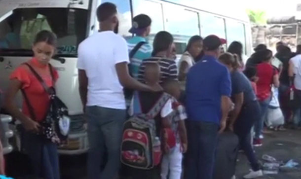 Miles De Personas Comienzan A Salir A Los Pueblos Por Fiestas Navideñas