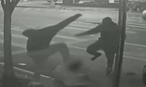 Atracan Hombre Y Le Dan Un “SACO” De Golpes Para Robarle 1 Dólar