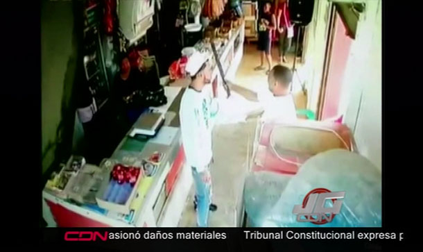 Hombre Arma Tremendo Rebú En Un Colmado Por Que No Lo Dejaron Pesar Un Puerco