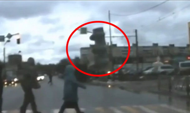 Semáforo Casi Le Cae Encima A Una Señora