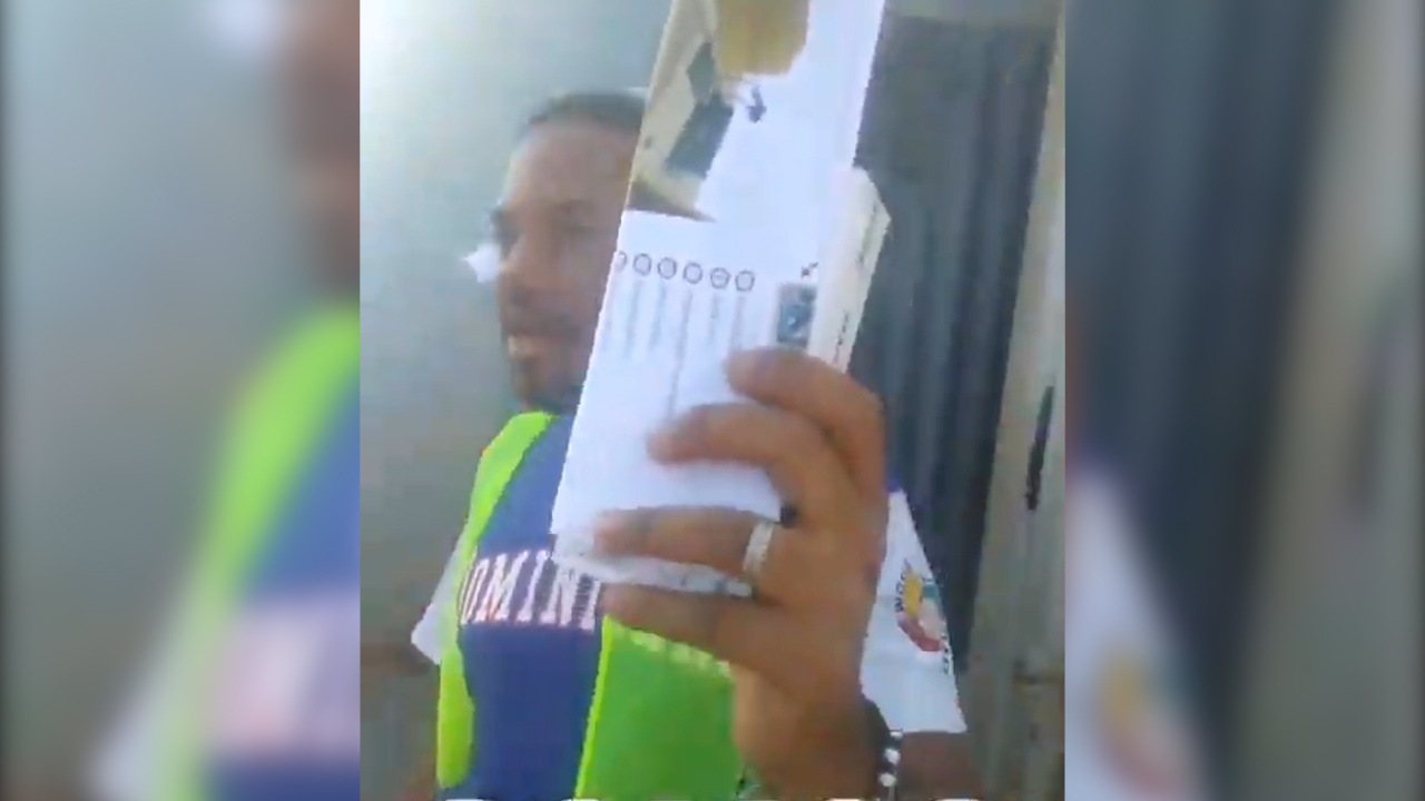 Tensión En SDE Porque Técnico JCE Salió De Colegio Con Dispositivo En Mano