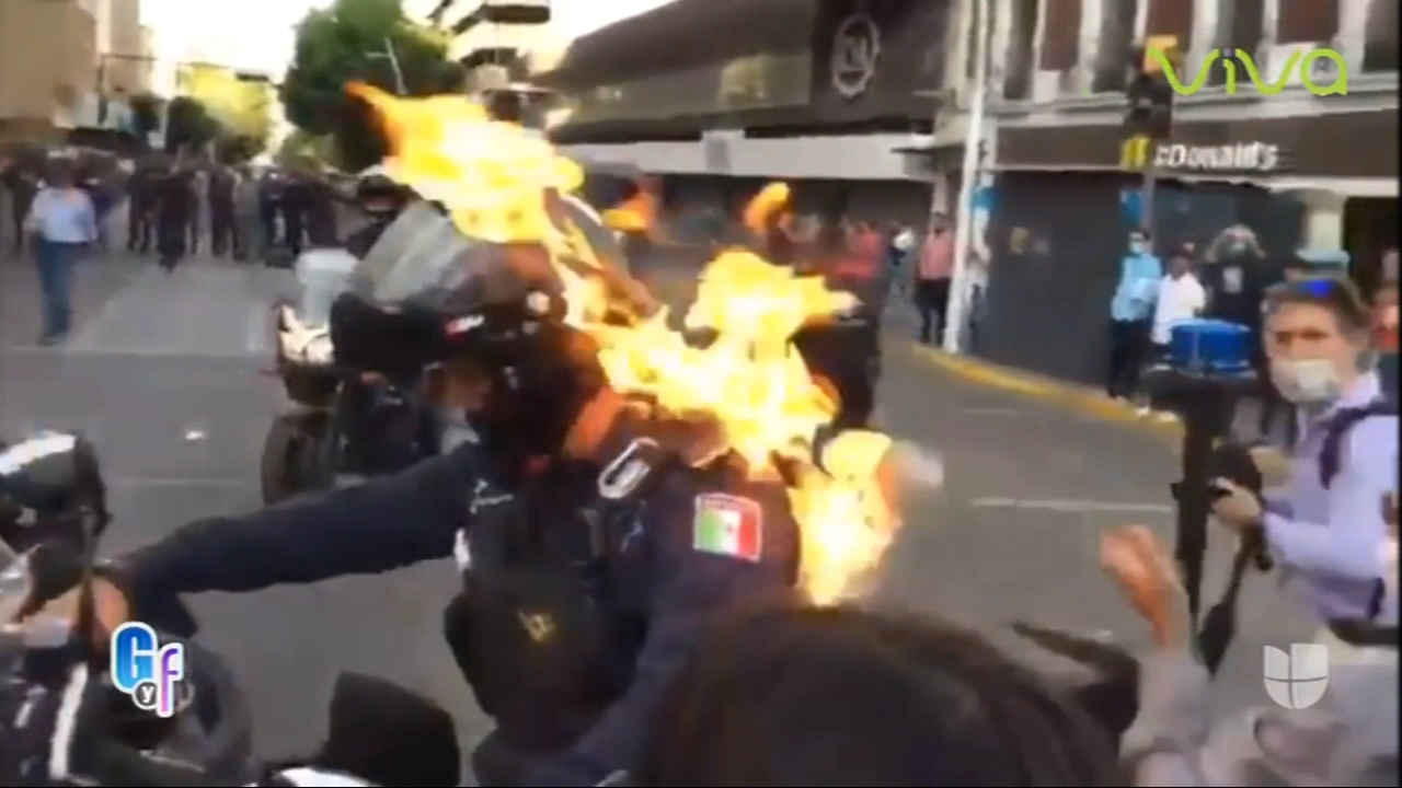 Queman Un Policía En Violenta Protesta