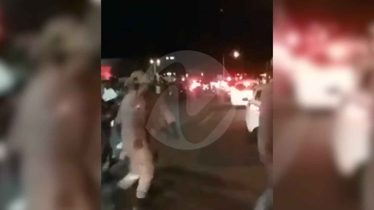 Chocan Una Oficial De Policía En Medio De Protesta