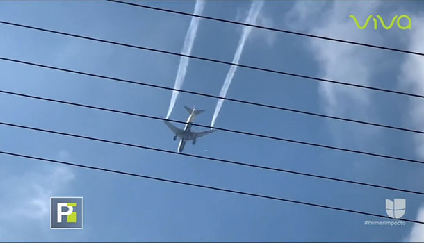 Avión Dañado Derrama Combustible Sobre Niños En Una Escuela