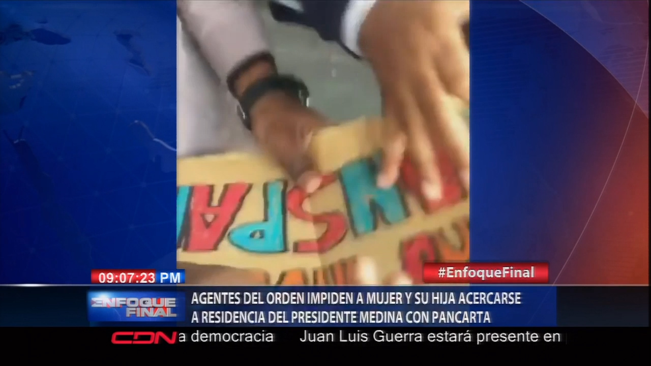 Agentes Del Orden Impiden Acercarse Próximo A La Residencia De Danilo Medina Con Pancarta Y La Destruyen