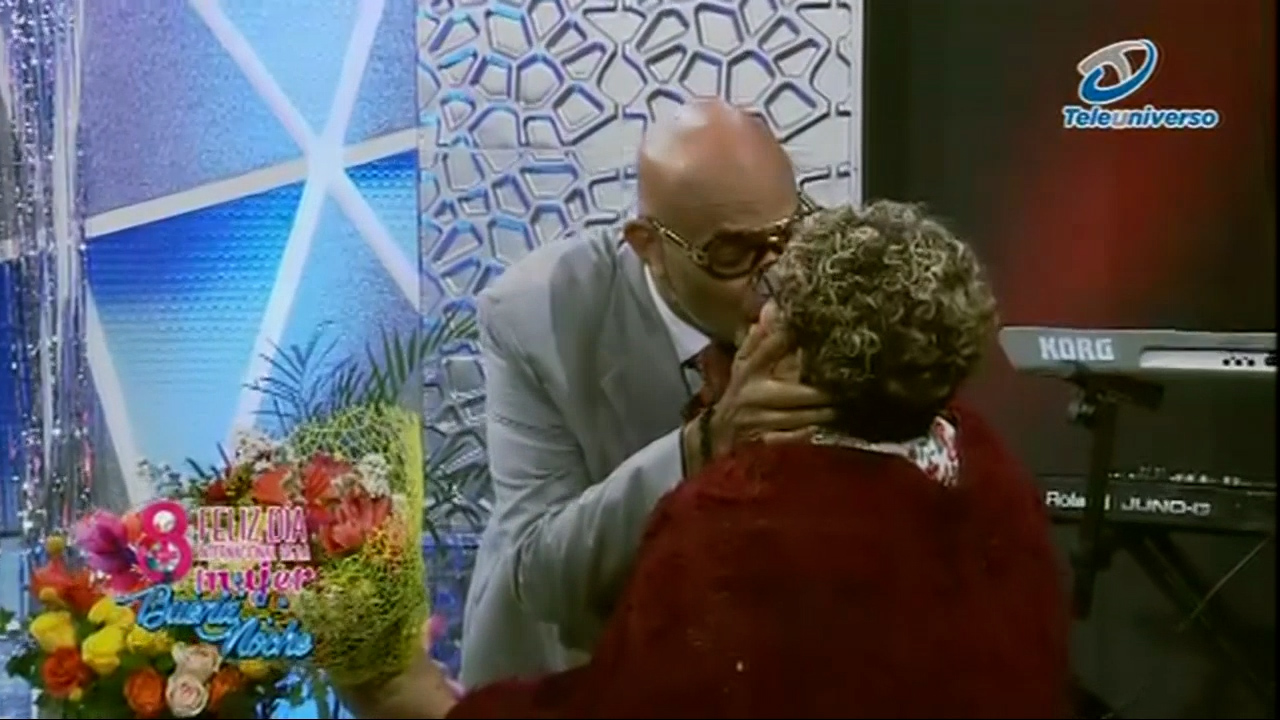 Nelson Javier Le Hace Un Regalo A Su Esposa Y Le Da Unas Cariñosas Felicitaciones En | Buena Noche