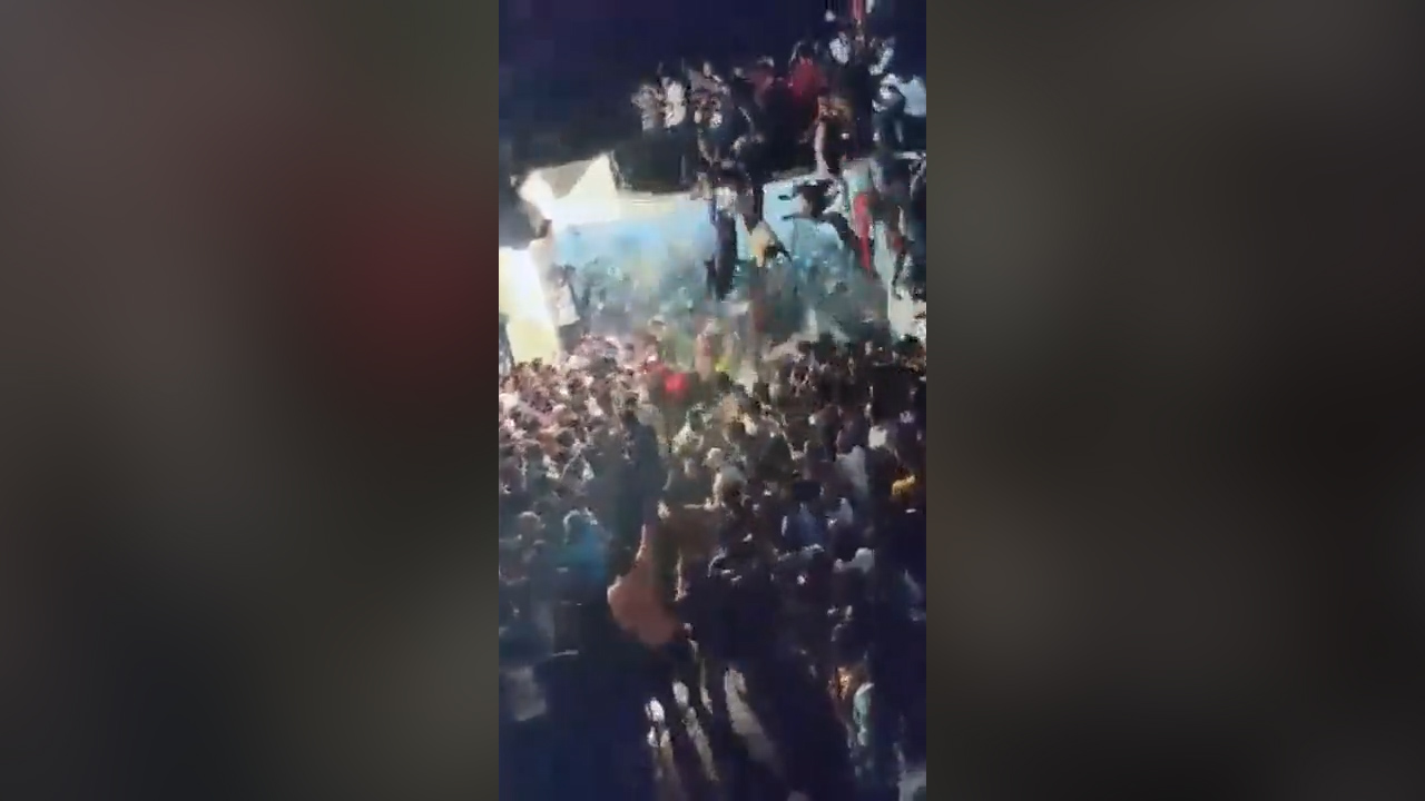 Techo Se Derrumba Durante La Procesión Musulmana, Más De 20 Heridos