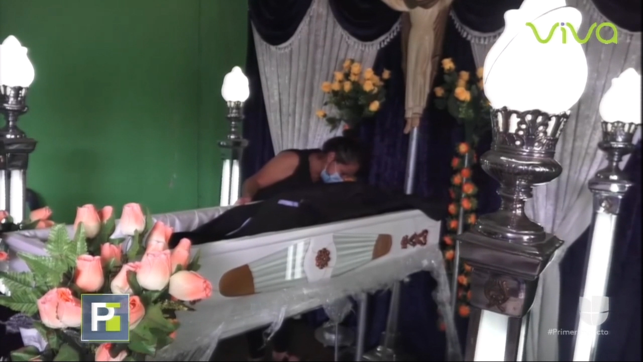 Velan Una Mujer Y Esta Se Mueve En La Caja Y Hace Sonidos