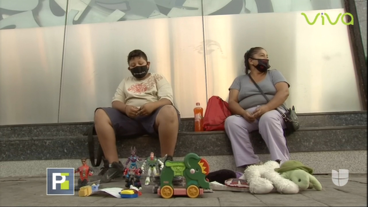 ¡TRISTE! Niño Vende Sus Juguetes Para Poder Llevar De Comer A Su Casa