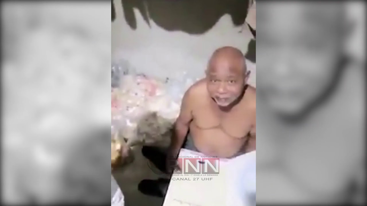 Joven Entrega Título A Su Padre Por Hacerlo Ingeniero Vendiendo Galletas En La Calle