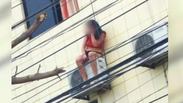 Hallan Mujer Con 12 PUÑALADAS SENTADA En Aire Acondicionado De Edificio En Bolivia