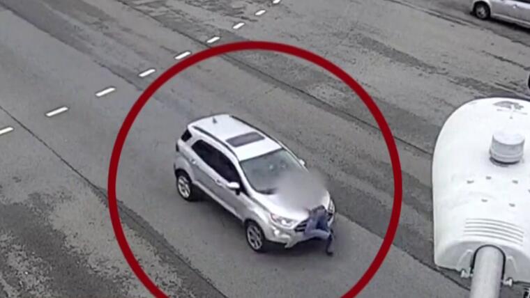 Señora Conduce A ALTA VELOCIDAD Con Un HOMBRE Encima De La CAPOTA Del Vehículo