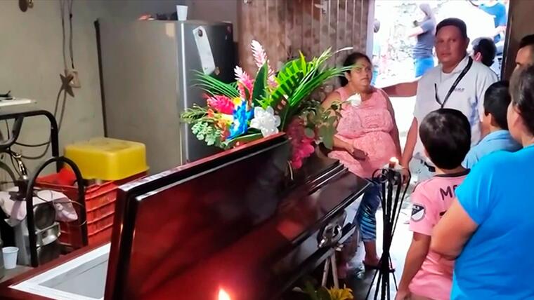 Familia En Honduras Llora Al MUERTO EQUIVOCADO En Funeral