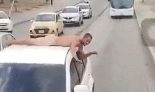 Hombre Desnudo Roba Un Carro Y Causa Un  Caos Total