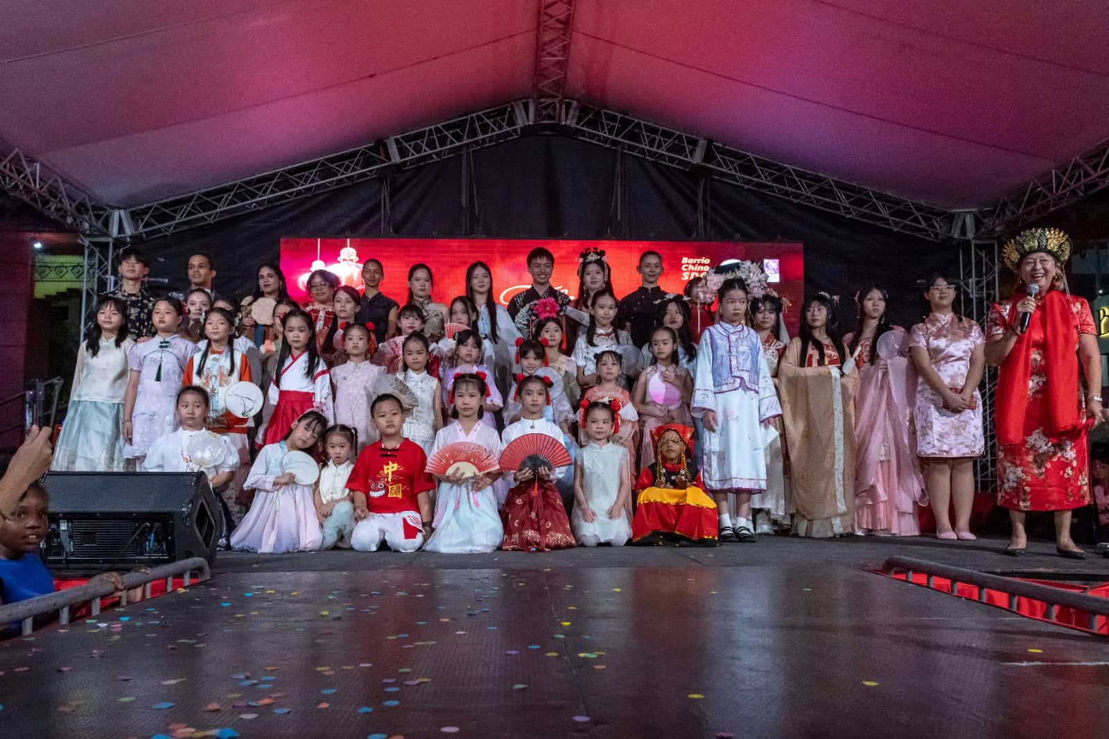 Momento donde la familia de Johnny Ventura recibe el reconocimiento.