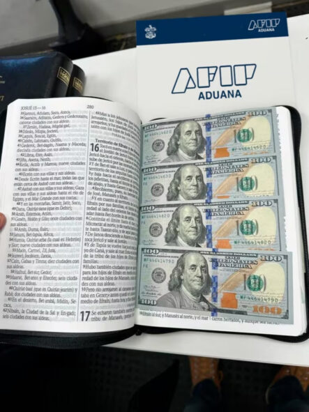 Aduana Encuentra BIBLIAS Con 17.000 Dólares En Su Interior