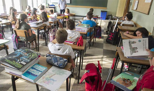 Profesora De Secundaria Le Hace Insultos Raciales A Hispanos