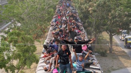 Cientos De Migrantes Llegan En El Techo Del Tren ‘La Bestia’ A La Frontera De México Con EE.UU.