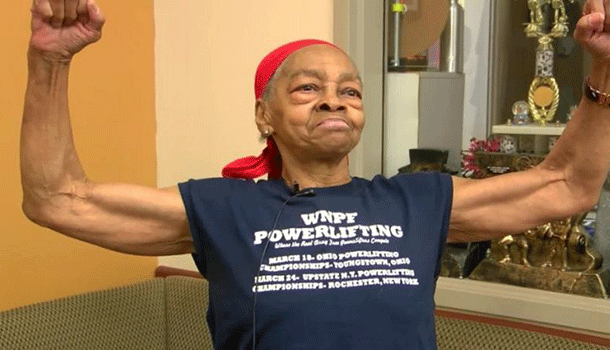 Abuela Le Da Un “Saco” De Golpes A Un Ladrón Que Se Metió A Su Casa