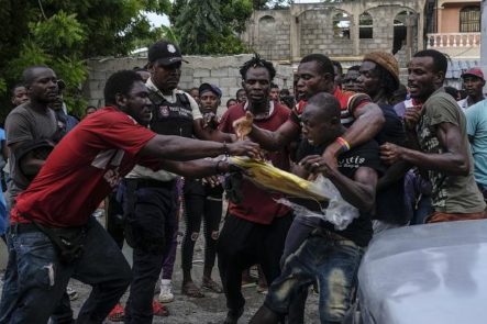 Una Multitud Desesperada Asalta Camiones De La Ayuda Humanitaria En Haití