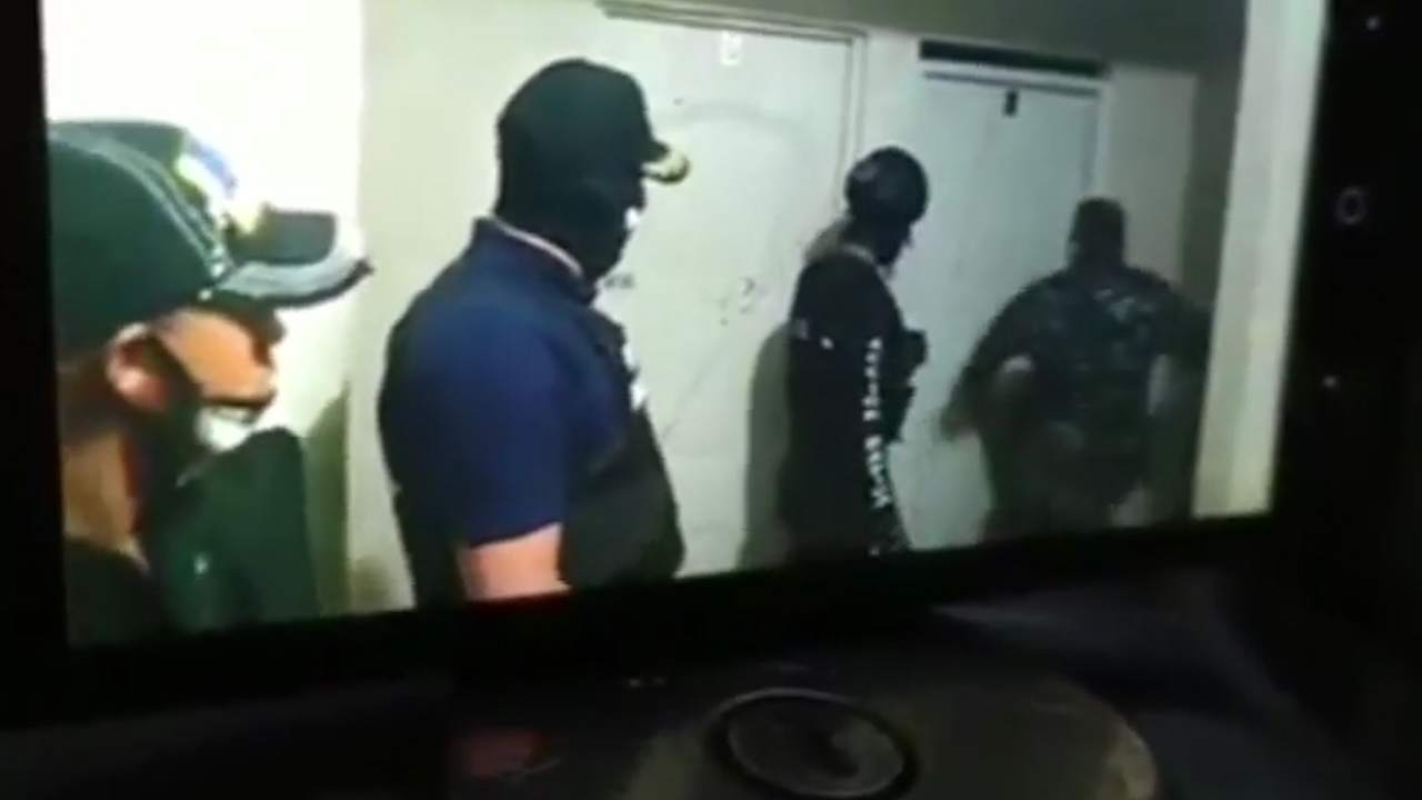 Con Bomba Lacrimógena y Fuerza Bruta Irrumpen Agentes De P.N. En Una Pensión De Bonao