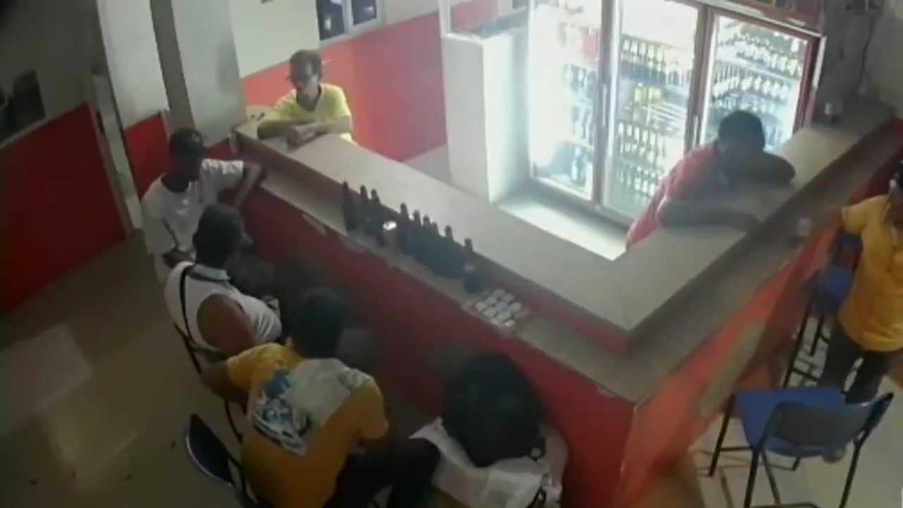 ¡Impactante! Hombre Se Termina Cerveza Y Le Dispara En La Cabeza A Otro 