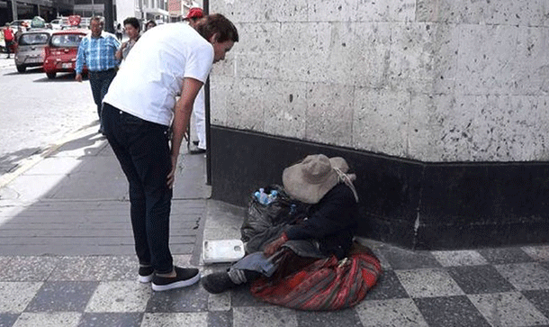 Venezolanos Mendigan En En Bolivia, Uno De Los Países Más Pobres