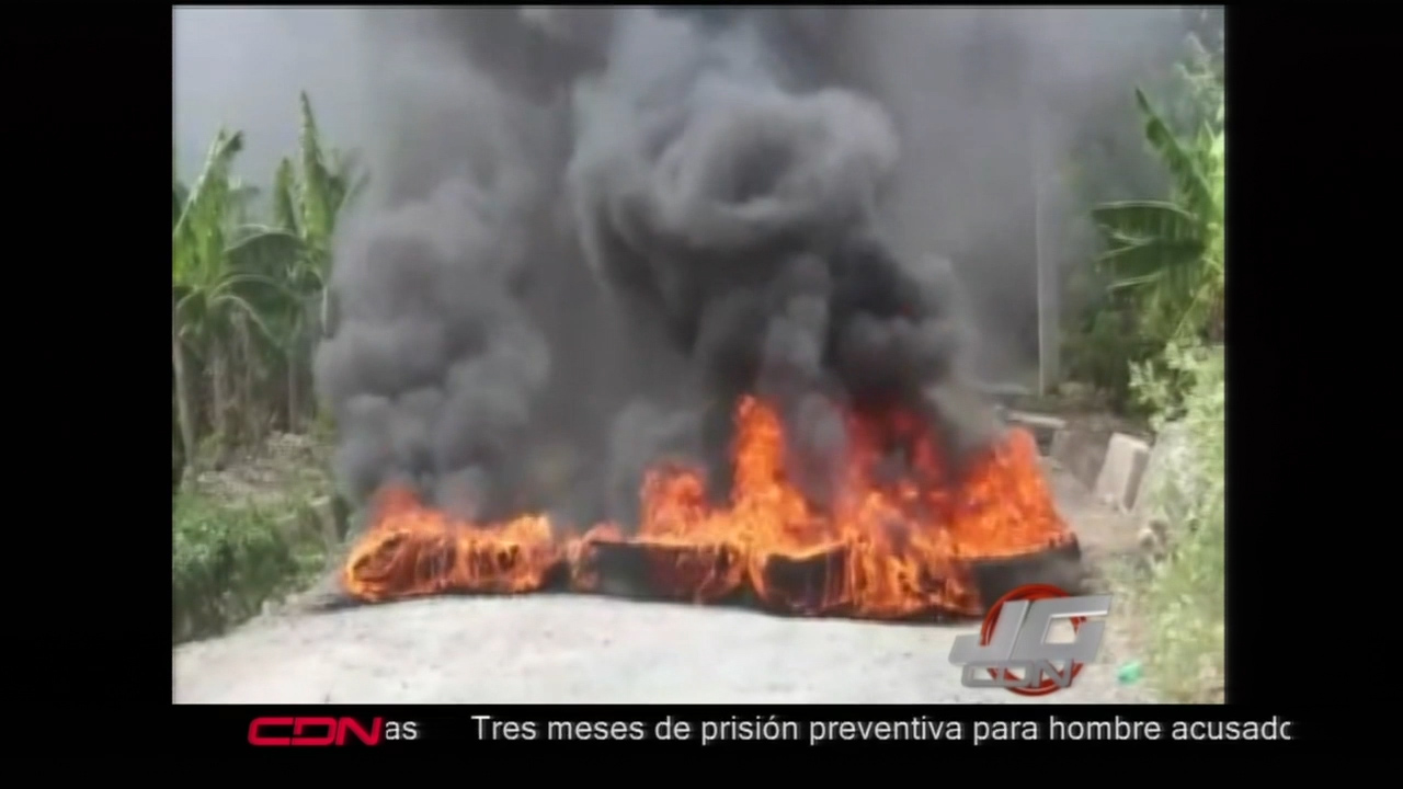 Residentes De La Comunidad Paso De Moca, Se Lanzan A Huelga Por El Arreglo De Las Calles