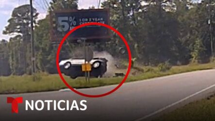 Oficial Se Salva De Que Un Auto Y Un Poste Lo Embistan | Noticias Telemundo