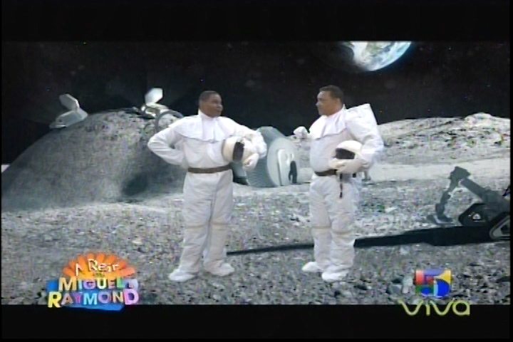 Los Astronautas Raymond Y Miguel Desde “La Luna”