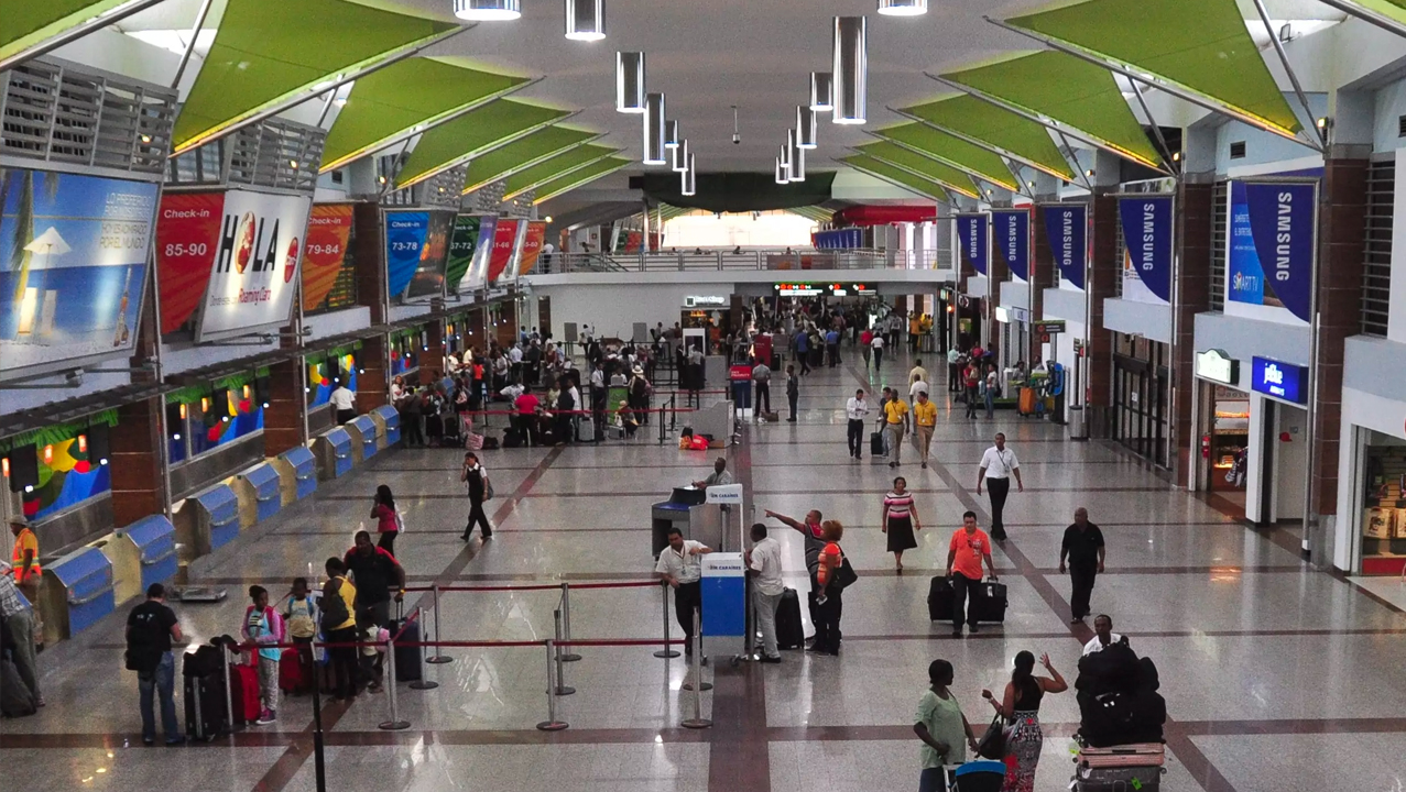 Pasajeros Varados En AILA Se Quejan De Supuesta Falta De Información De Aerolíneas