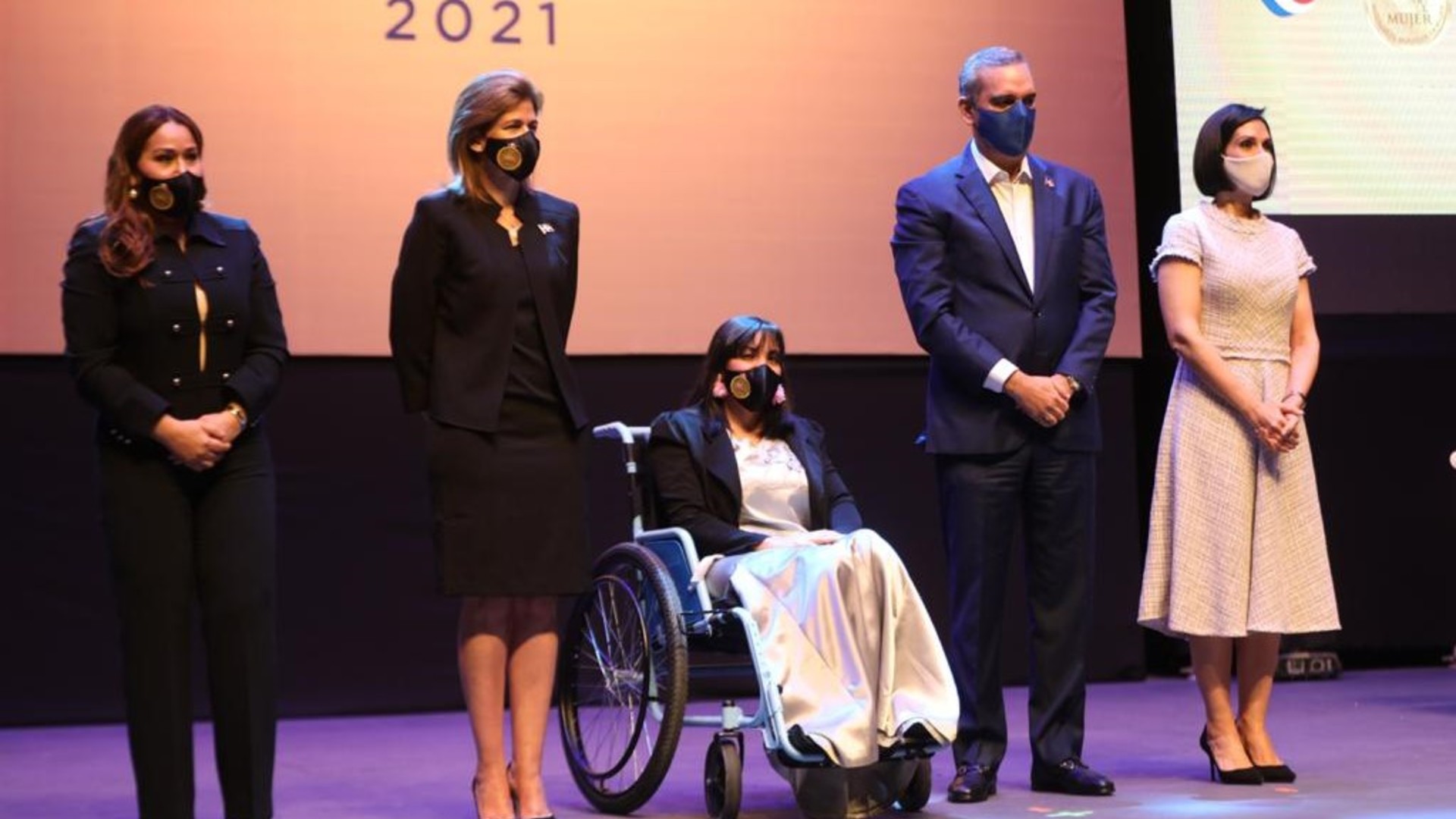 Abinader Se Compromete A Acabar Con Violencia Hacia La Mujer | Tu Tarde