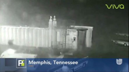 Momento en Que Tornado Arrastra Puente De Embarque De Aeropuerto Internacional De Memphis Tennessee 