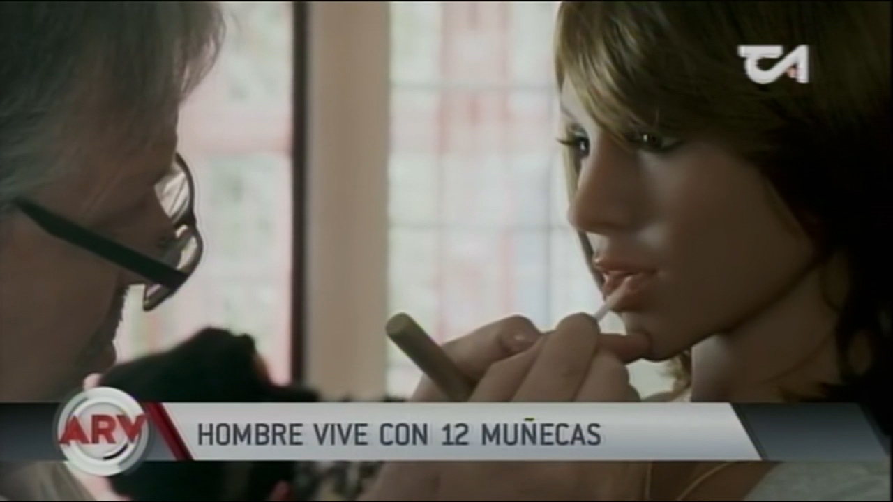 Hombre Vive Con 12 Muñecas Eróticas