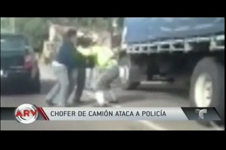 Un Chofer De Un Camión Golpea A Un Policía Por Ponerle Una Multa, En Guatemala