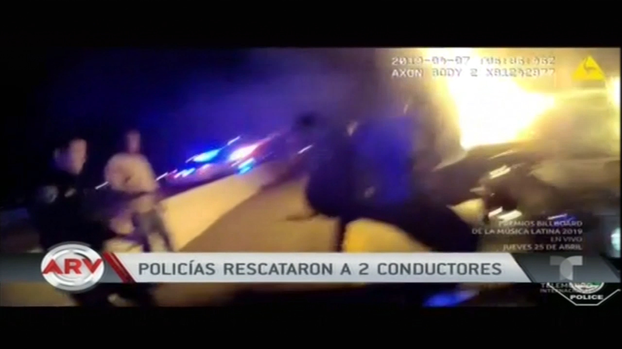 Policías Rescatan A 2 Conductores