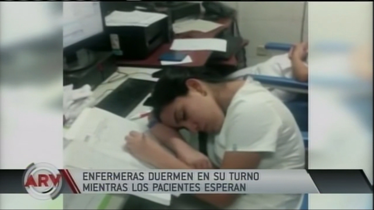 Enfermeras Duermen En Su Turno Mientras Los Pacientes Esperan