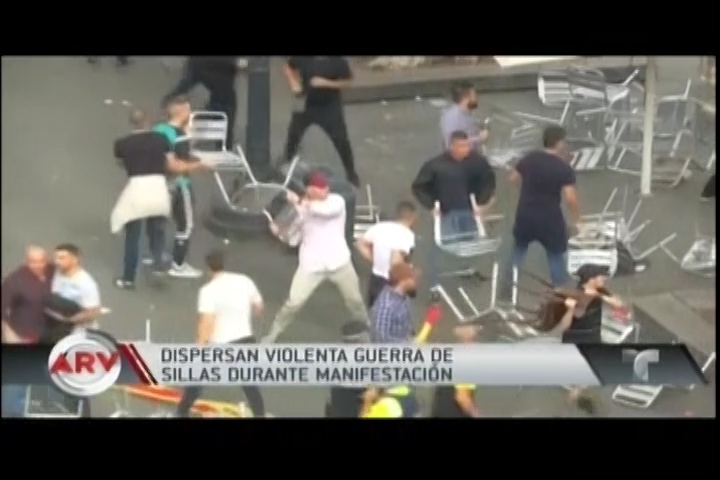 Dispersan Una Violenta Guerra De Sillas Durante Una Manifestación En España.