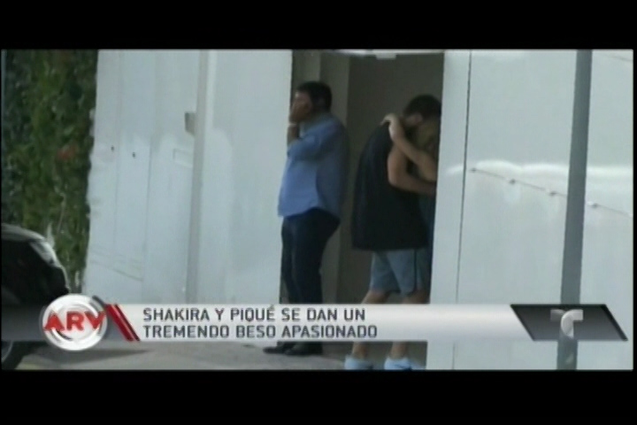 Captados En Video: Piqué Y Shakira Dándose Un Beso Apasionado El Estacionamiento De Su Mansión En Barcelona