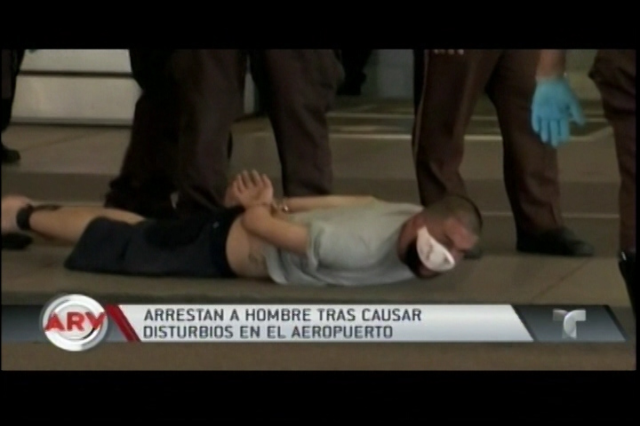 En Medio De Gritos Y Golpes A Un Guardia, Un Hombre Fue Arrestado En El Aeropuerto Internacional De Miami