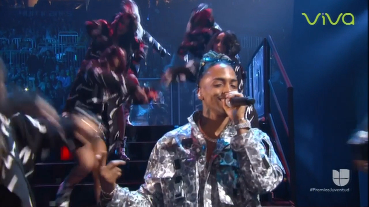 Presentación De Amenazzy En Premios Juventud