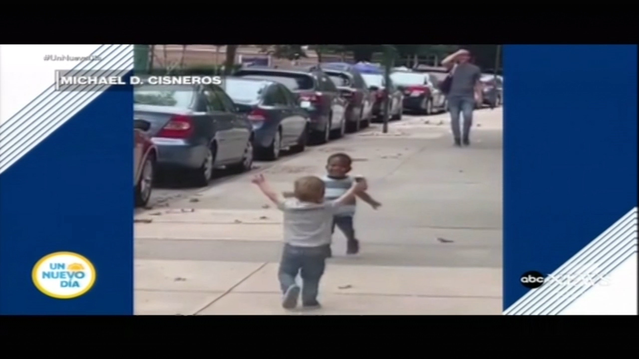 Abrazo Conmovedor Entre Dos Buenos Amigos