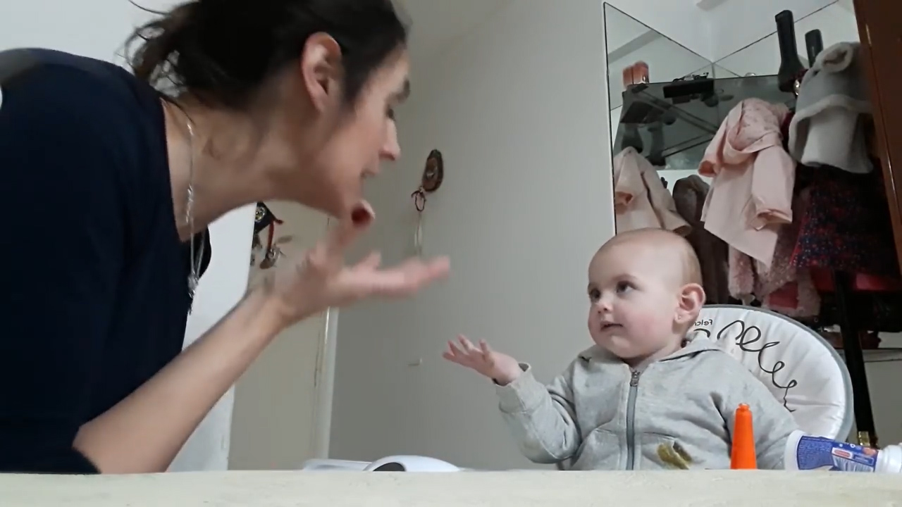 La Divertida Discusión Entre Una Madre Y Su Bebé