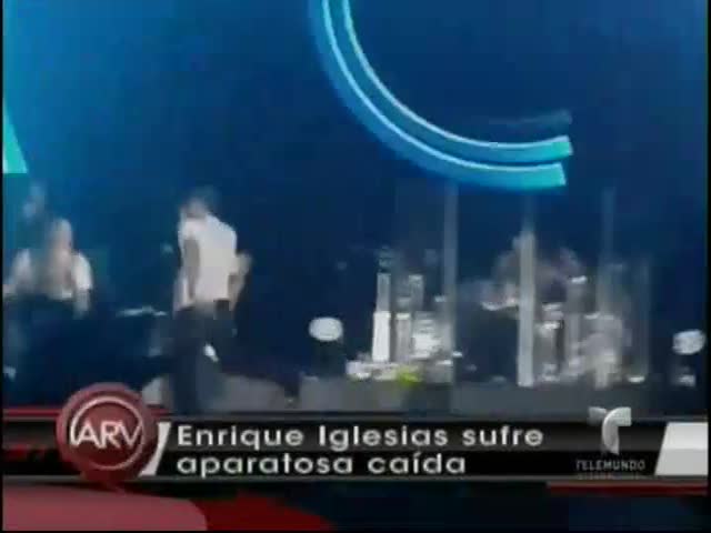 Enrique Iglesias Sufre Aparatosa Caída #Video