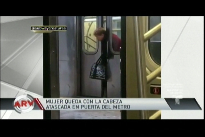 Mujer Queda Con La Cabeza Atascada En La Puerta Del Metro, Todos Cruzan Y La Graban Sin Hacer Nada